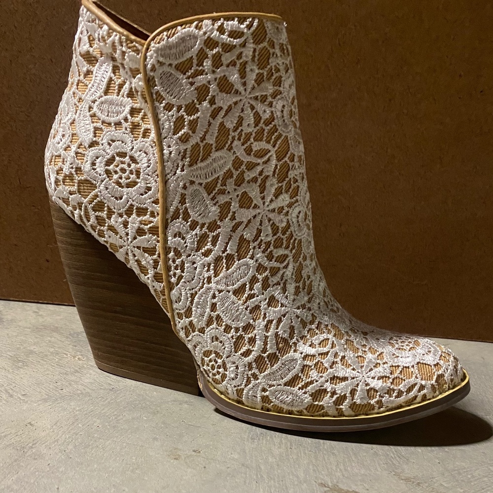 Very Volatile lace booties